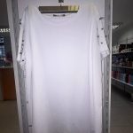 Biała koszulka z koralikami – uniwersalna