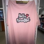 Koszulka w kolorze pudrowym z napisem „Hello”
