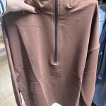 Sweter w wężowy wzór, kolor czekoladowy – Odzież uniwersalna